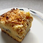 サンデーベイクショップ - パイナップルとバナナのココナッツスクエア