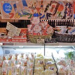 ピカリ産直市場 お冨さん - 『フルーツウェイカー』のフルーツサンドが並ぶ冷蔵ショーケース