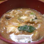 寿楽 - この赤出汁も具沢山で美味しかったぁ〜