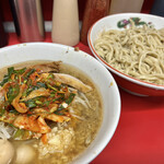 ラーメン二郎 - ラーメン（850円）＋つけ（100円）＋九条ねぎキムチ（100円）＋味うずら（100円）、ニンニクコール