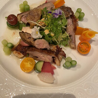 シェヌー - 前菜:岩手県産ホロホロ鳥の温かいサラダ仕立て