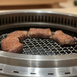 江戸焼肉 - 出汁を噴霧しながら焼く