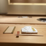 江戸焼肉 - テーブル　左は携帯置き