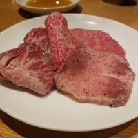 ビーフキッチン 渋谷店 - 左から時計回り …… 特選ハラミ、リブ芯、上タン