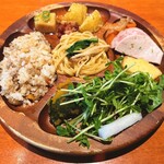 風にふかれて - お皿に好きな料理を取ります