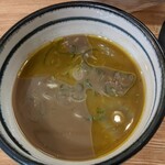 中華そば きなり - つけ汁  (冷) Inの具材は 小口ネギ。表面にはオリーブオイルが浮かぶ。