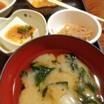 てんぺい - お味噌汁越しの小鉢たち。