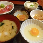 てんぺい - こちらがお膳の右側の景色です。お味噌汁に生玉子、切り干し大根の煮たの、壺漬、冷奴が付きます。