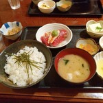 てんぺい - 「まかない定食パート1」(¥870-税込)のお出ましお出まし~。向こうにちょっと見切れてるのが相棒のお膳です。