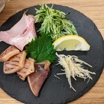 中華そば きなり - 具材は別皿提供。レアチャーシュー、炙り烏賊、胡瓜の千切り、針生姜、大葉、カットレモン。