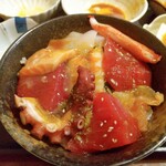 てんぺい - 生玉子を溶いてお刺身にかけたところです。サーモン、烏賊、蟹、鮪の赤身、海月(くらげ)、蛸(たこ)、海老、以上7品目なり~。凄いよね。