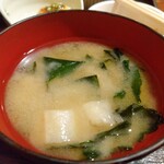 てんぺい - お味噌汁が兎に角美味い！笑っちゃうくらい美味い！お出汁なんだよね。海老の頭とか魚のあらとか沢山入ってるから兎に角美味い！きょうの具はお麩(ふ)とあおさですね。