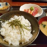 てんぺい - 白飯(しろめし)には細切り海苔がのってます。いつ来ても丁度良い炊け具合なんです。やっぱ海鮮扱ってるからお寿司屋さんとおんなじ、炊飯には十分に配慮してるのでしょうね。
