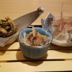 横浜 鮨 ふくじゅ - 3種　からハモの土佐煮(上に茗荷)、梅水晶(サメ)、かねうざく(金粉)