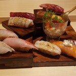 横浜 鮨 ふくじゅ - 握り9貫と玉子焼とイクラとウニの小丼　(右上から時計回りに本鮪中とろ、玉子焼、 赤海老、キングサーモンマスカラチーズ、鯵、カンパチのローズ仕立て、金目鯛のローズソテー、真鯛、本鮪赤身、アオリイカ