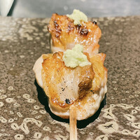 YAKITORI 燃 es - ホロホロチョウ だきみ
                いつもは肥育を120日でお願いしている所を90日にとSNSで拝見しました。
                その違いが素人には分かりませんが食べれば納得の美味さ！
                ハリのある肉感に柔らかさが混在しています♪