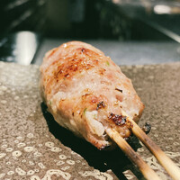 YAKITORI 燃 es - つくね
                  沼能さんのつくねはほんと美味しいです♪
                  ふわりとした中に滲み出るジューシーな脂と旨味、そこに少しピリリとした辛みのある刺激、堪りませんね！