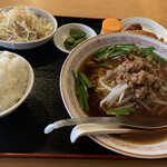 Taipei Shiki Taiwan Shokubou - 台湾ラーメンのランチセット。奥にあるのは唐揚げ＆ソーセージ、ご飯もしっかり盛ってあった。