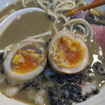 中華そば いづる - 味玉断面
