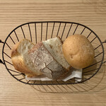 ブルーオーシャングリル - 窯焼きパン3種の盛合せ ¥385