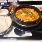韓国屋台 ハンサム  - 豚キムチスンドゥブ定食、ハンサムチキン(ヤムニョン)