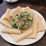 東北人家 新館 - 衣家巻包菜　¥968
                                (パクチー・豚肉と青唐辛子の干豆腐包み)