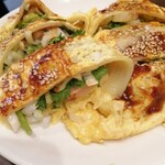 東北人家 - 玉子の内側が冷麺の平生地　もちっと食感＋しゃきしゃき葱&パクチーで楽しい