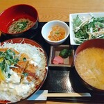 Rabu - ★★★★ソース豚カツ 900円 ご飯大盛り無料なので腹パンパンになるまで食べられる！豚カツはそのままなので最後はご飯だけ大量に余るが大きな豚汁があるので最後まで美味しく食べられる！CP最強！