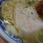 赤湯ラーメン 龍上海 赤湯本店 - スープの上には5ミリ程の熱々の油膜です。