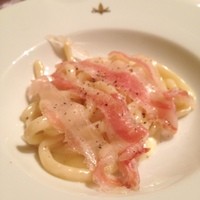 Giglio - イタリア産グランチャーレを乗せたシエナ伝統のパスタ「イ・ピーチ」カーショエペーペ