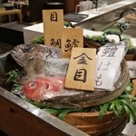 稲取東海ホテル湯苑 - 夕食・レストランに入ってすぐ…目鯛､スズキ､金目､鱧の中から好きなお魚を2点選びます♪