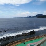 稲取東海ホテル湯苑 - お部屋からの眺め～真下にプールがあります♪