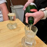 秋元屋 - 冷酒も迷いなくグングン注いでくれます！