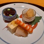 割烹 渡邊 - 手前が蒸しアワビ、渡りガニのしんじょう、車海老、左が湯葉とたこ、右が無花果と白味噌