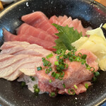 Taishuusakaba Magurono Yamachan - ランチのマグロづくし丼。酢飯も選べました。