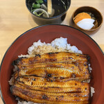 上町菊屋 - 国産鰻丼３０００円、肝吸い変更＋３５０円。表面は香ばしく、中はふっくらした、絶妙な焼き加減です。しっかりした味わいのタレがご飯にもピッタリで、とても美味しかったです（╹◡╹）