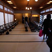 菊乃井 本店 - 2階の大広間、法事なら法事の設えに軸も女将の帯締めも設えるのが菊乃井流で、