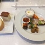 トラットリア チェーロ - パンと前菜