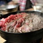 すき焼･鍋物 なべや - 牛肉鉄鍋 調理中