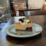 食堂カフェ daily - はじめましてのケーキ。ブルーベリーホワイトチョコチーズケーキ。
