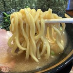 横浜家系ラーメン 三郷家 - 麺リフト。