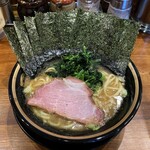 横浜家系ラーメン 三郷家 - ラーメン700円麺硬め。海苔増し100円。
