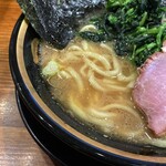 横浜家系ラーメン 三郷家 - バランスのいいスープはコクがあります。