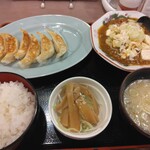 信州ラ－メン人力車 - 焼き餃子と小盛麻婆の定食