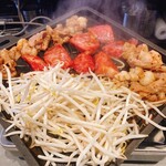 鉄板焼肉 現 - カルビ投入