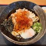 情熱うどん 荒木伝次郎 - 温玉ピリ辛唐揚げぶっかけ