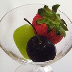 レストラン・モリエール - Menu Terroir：フルーツ（北海道産いちご、北海道産紫さくらんぼ、シャインマスカット）