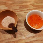 とんかつ成蔵 - とんかつ用の塩とチリソース