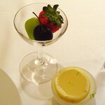 レストラン・モリエール - Menu Terroir：フルーツ（北海道産いちご、北海道産紫さくらんぼ、シャインマスカット、レモンゼリー）