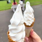 八紘学園 農産物直売所 - 【2022年08月】ソフトクリーム小200円、カミさんと。